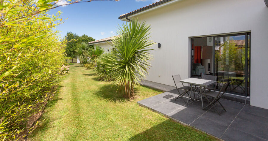 grand jardin avec petite terrasse