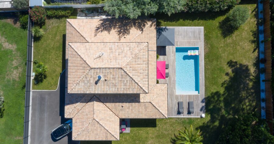 maison a etage avec piscine vue du ciel