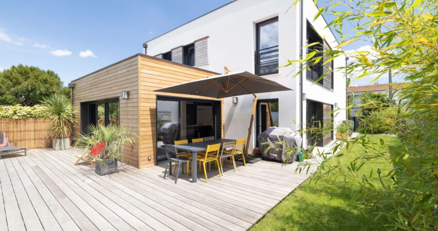 maison de ville avec terrasse en bois