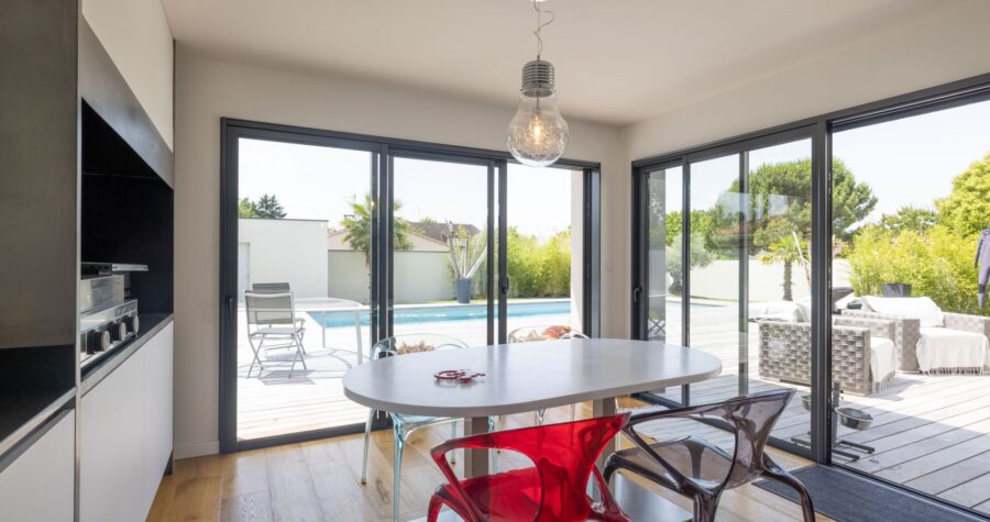 salle a manger avec vue sur terrasse