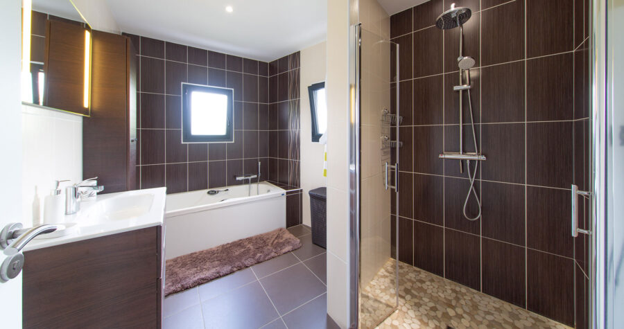 salle de bain moderne marron