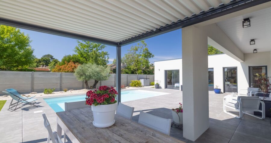 terrasse abritee dans maison contemporaine