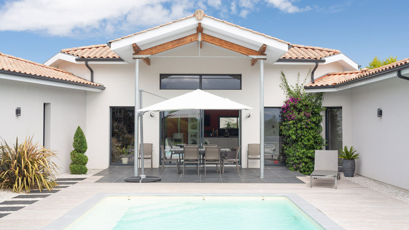 terrasse couverte vue sur piscine