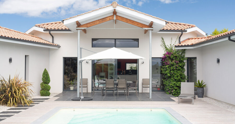 terrasse couverte vue sur piscine