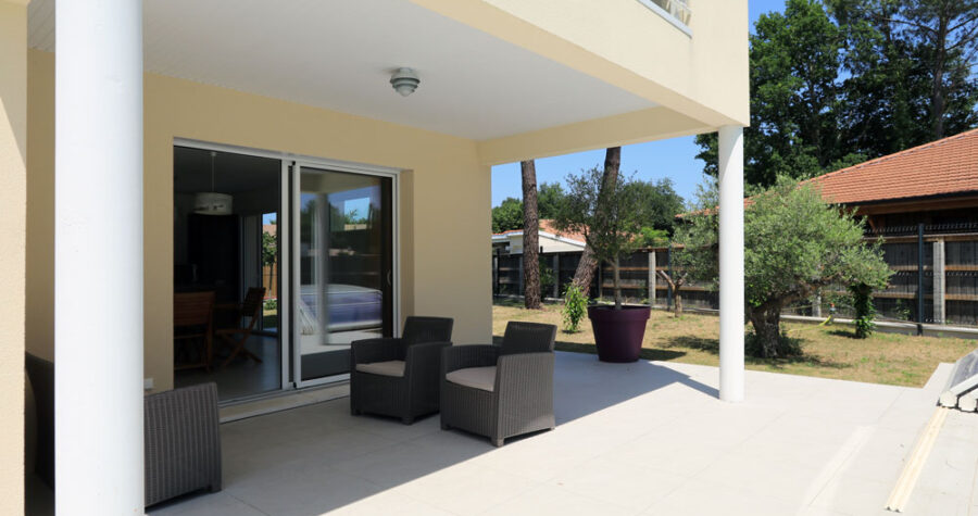 grande maison à étage avec terrasse couverte