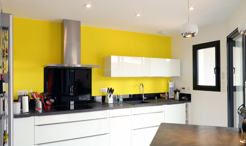 cuisine moderne avec mur jaune