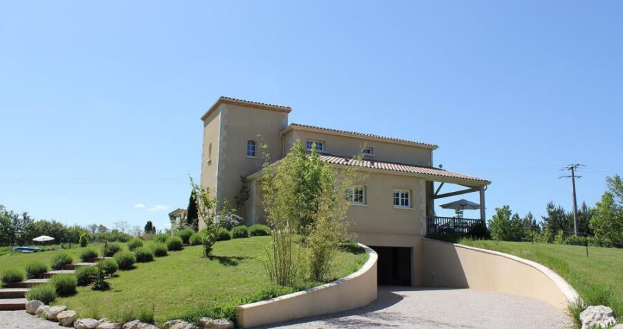 maison moderne et authentique avec garage