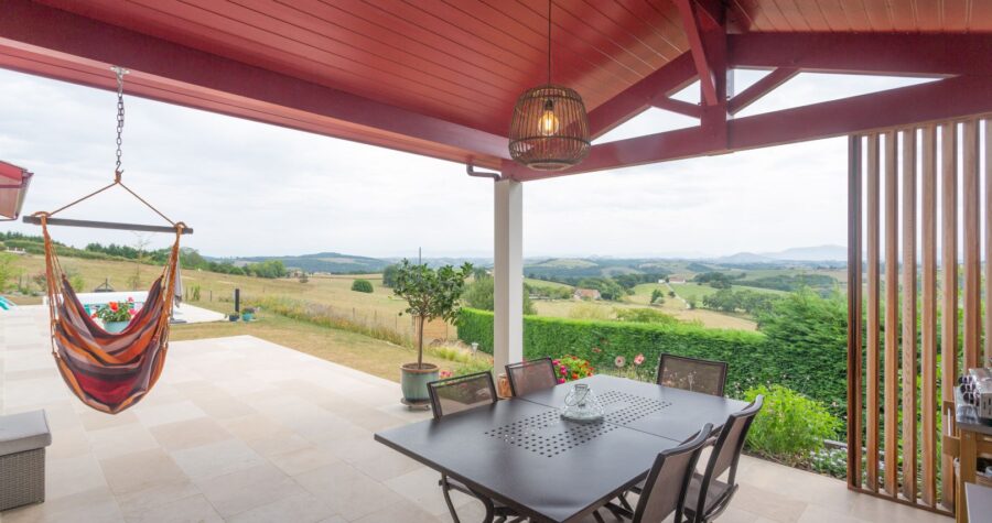 terrasse couverte avec vue sur les montagnes