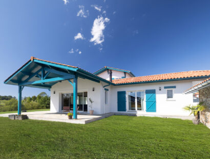 maison basque avec volets bleus