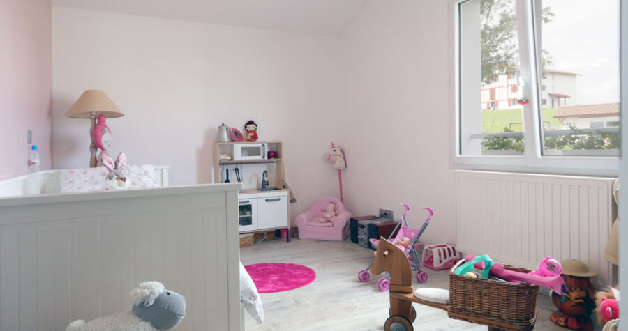 chambre d'enfant dans la maison basque