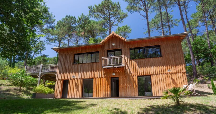 Une maison de bois, comme dans les arbres