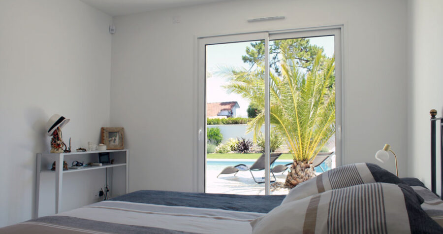 chambre lumineuse avec vue sur piscine