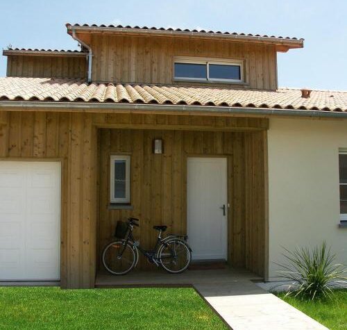 maison de ville avec porte d'entrée en bois