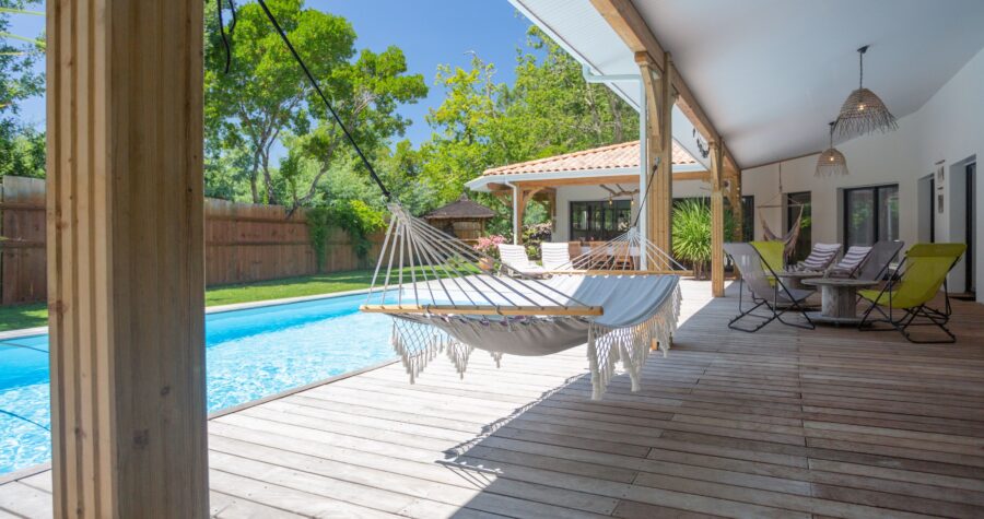 terrasse bois avec piscine