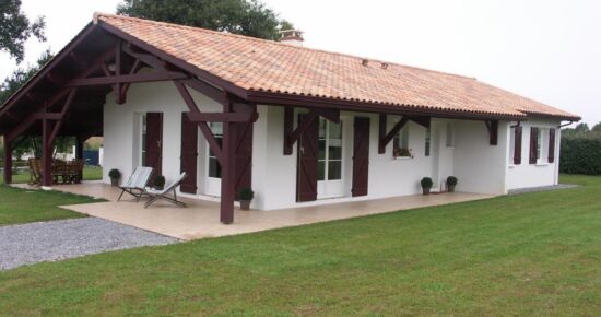 maison landaise traditionnelle avec jardin