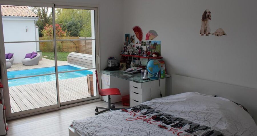 maison moderne à l'île de Ré chambre avec vue sur piscine