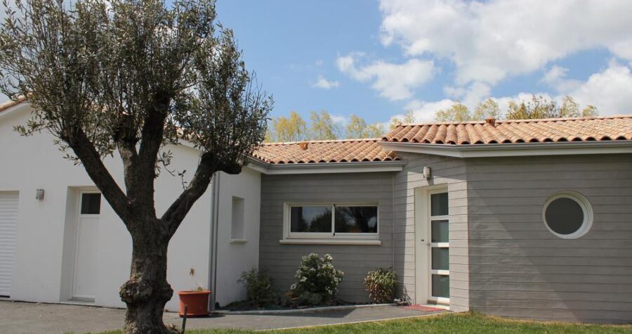 maison moderne à l'île de Ré avec jardin