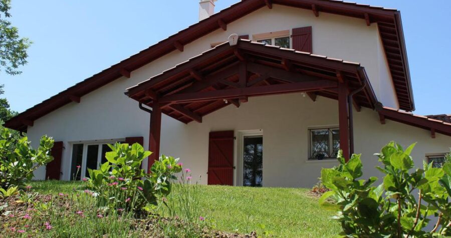 maison basque avec porche d'entrée