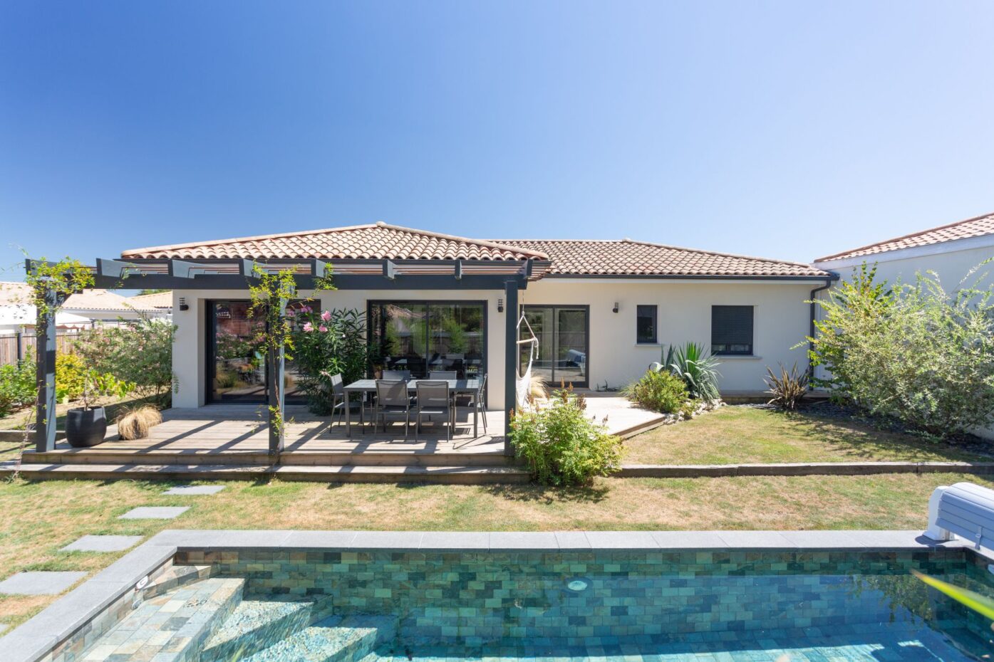 maison en L avec piscine