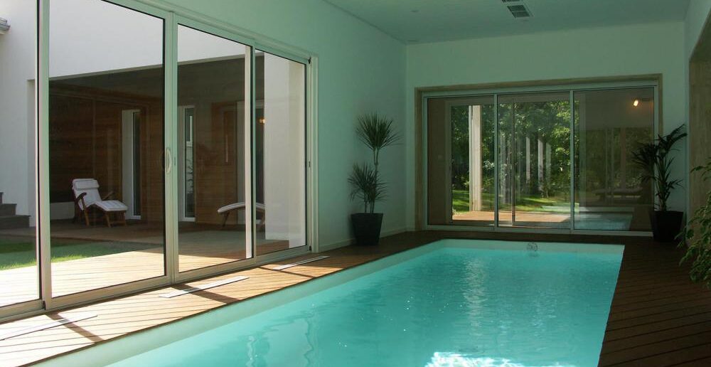 villa moderne avec piscine intérieure
