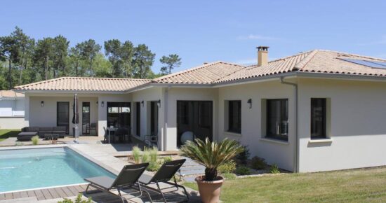 villa contemporaine avec piscine et jardin