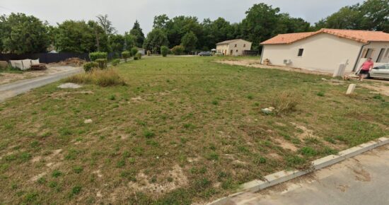 Terrain constructible Aubie-et-espessas  (Gironde 33)