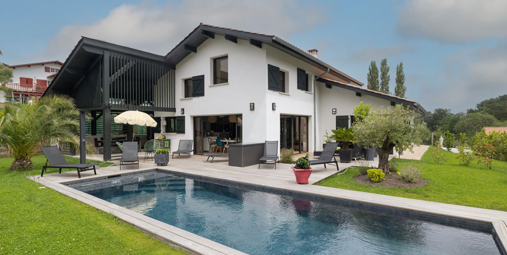 maison basque contemporaine extérieur jardin et piscine