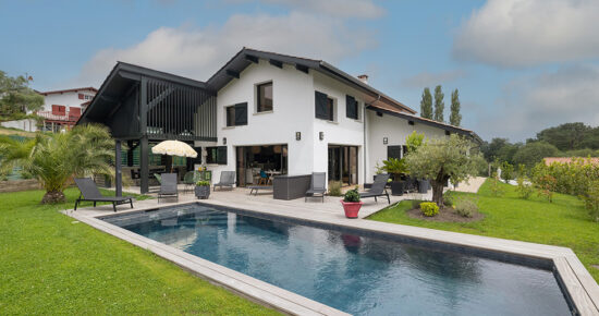 maison basque contemporaine extérieur jardin piscine couverture