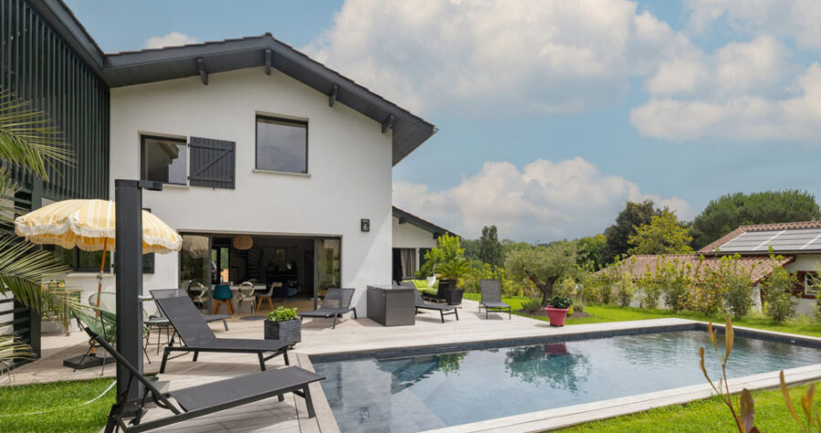 maison basque contemporaine extérieur piscine terrasse