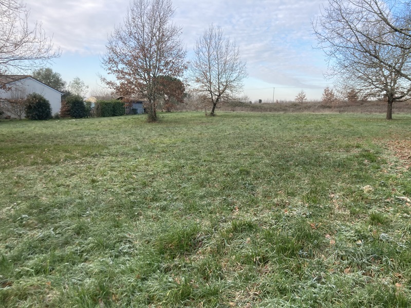 Terrain constructible Vélines  (Dordogne 24)