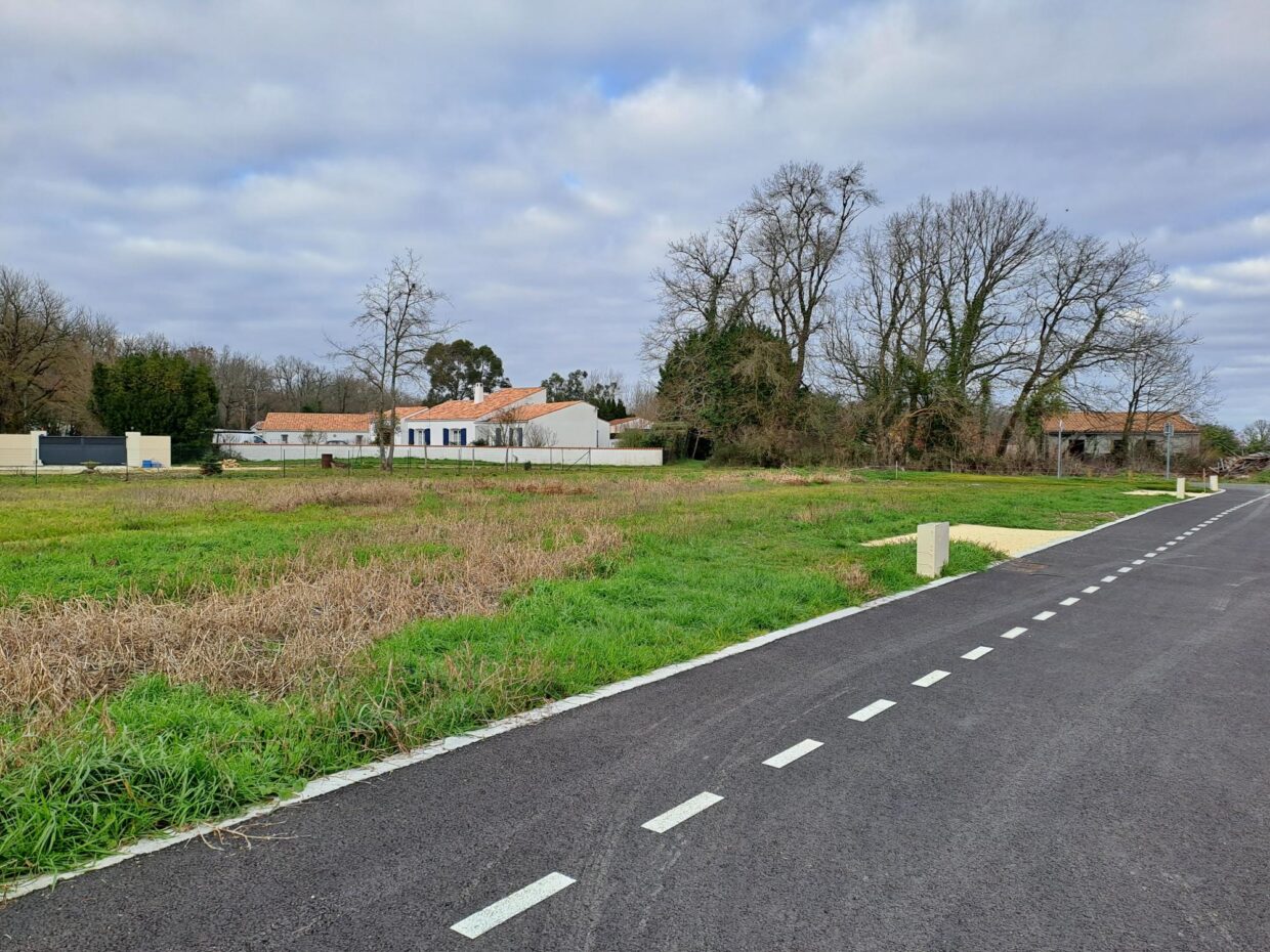 Terrain constructible Breuillet  (Charente-Maritime 17)