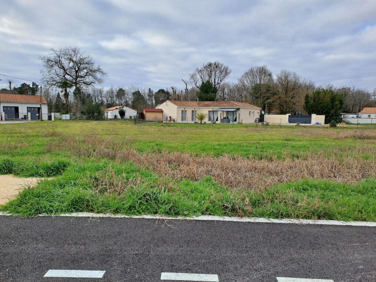 Terrain constructible Breuillet  (Charente-Maritime 17)